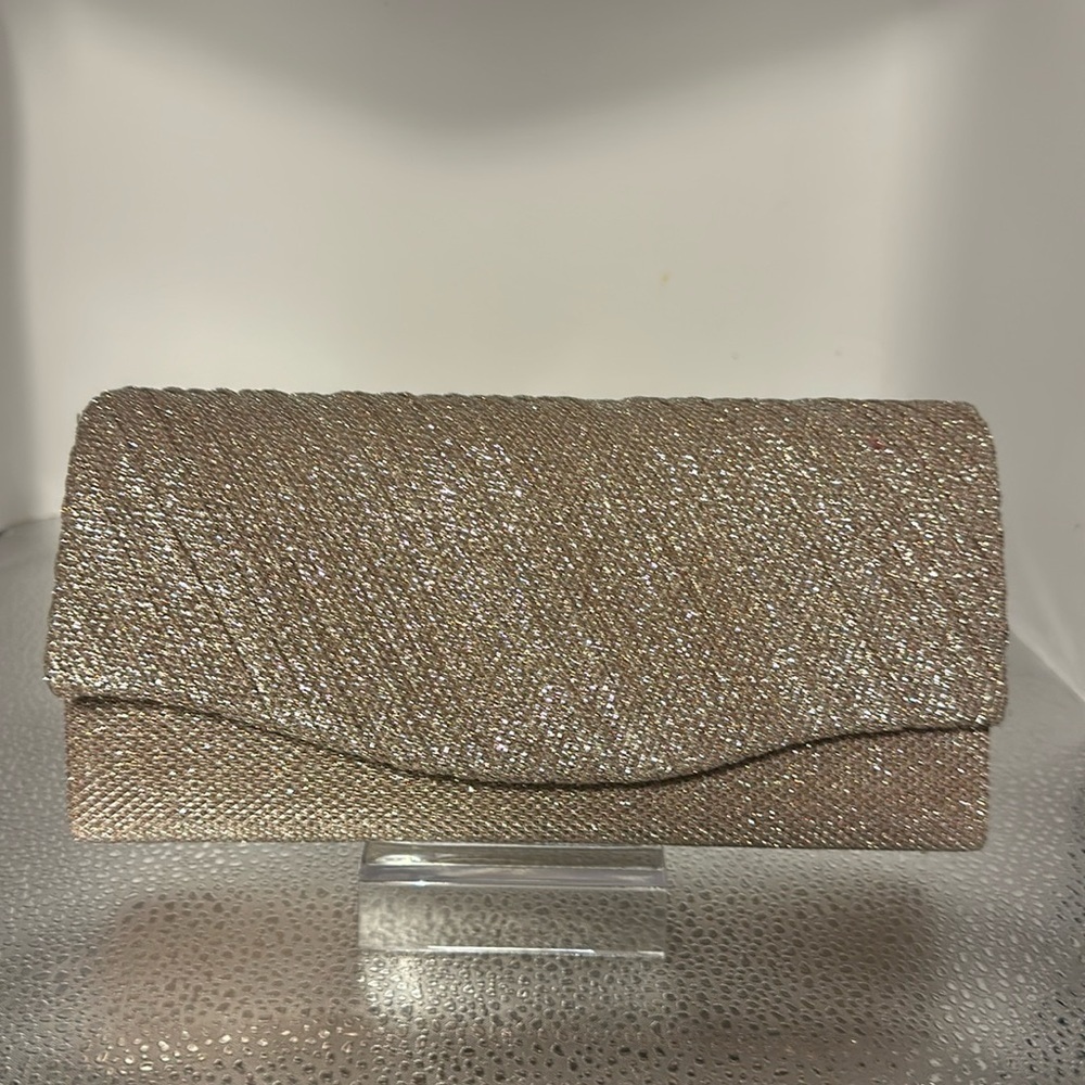 New without tags clutch or cross body. Beautiful little handbag. Golden color.​